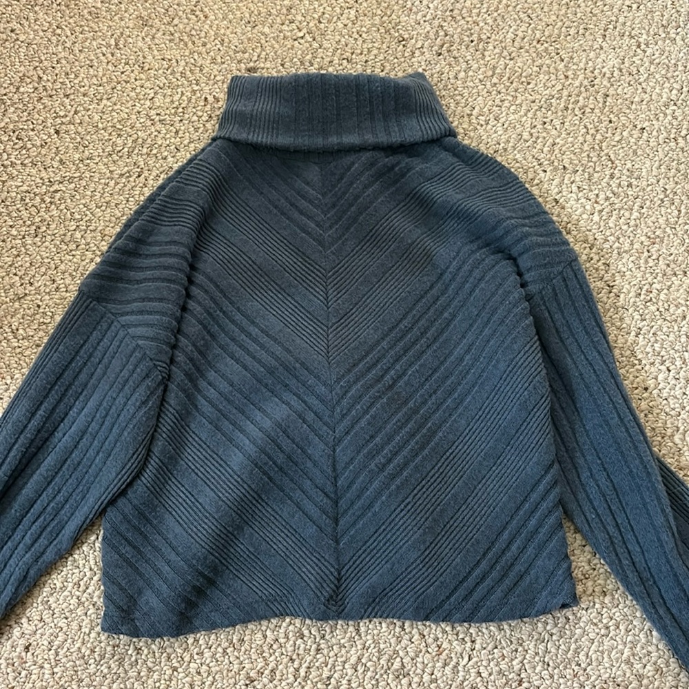 Turtle neck cropped sweater blue